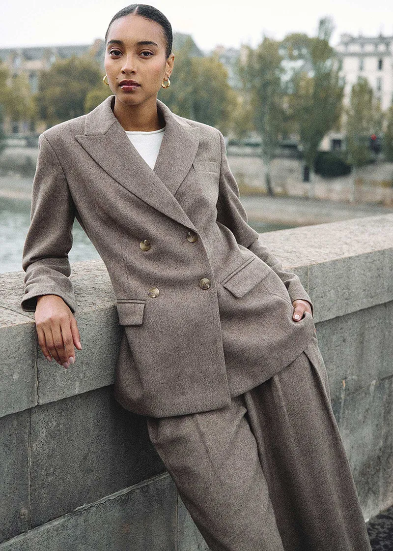 En elegant brun kavaj och vida byxor.