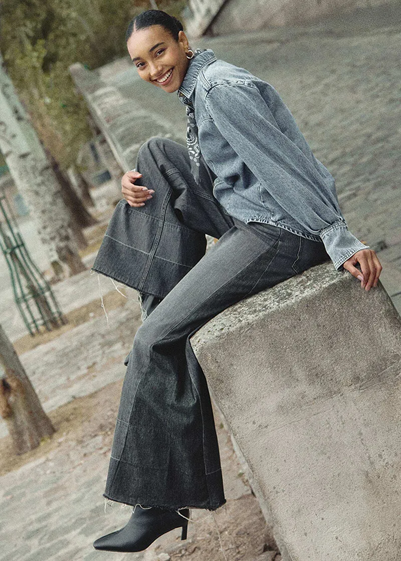 Kombination med jeansjacka, grå kappa och jeans.