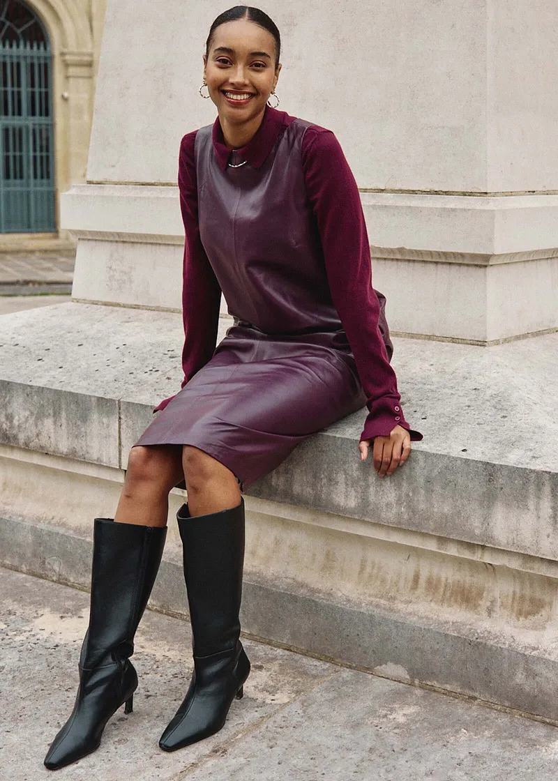 Elegant kombination av lila tröja, grå väst och mörkviolett klänning.