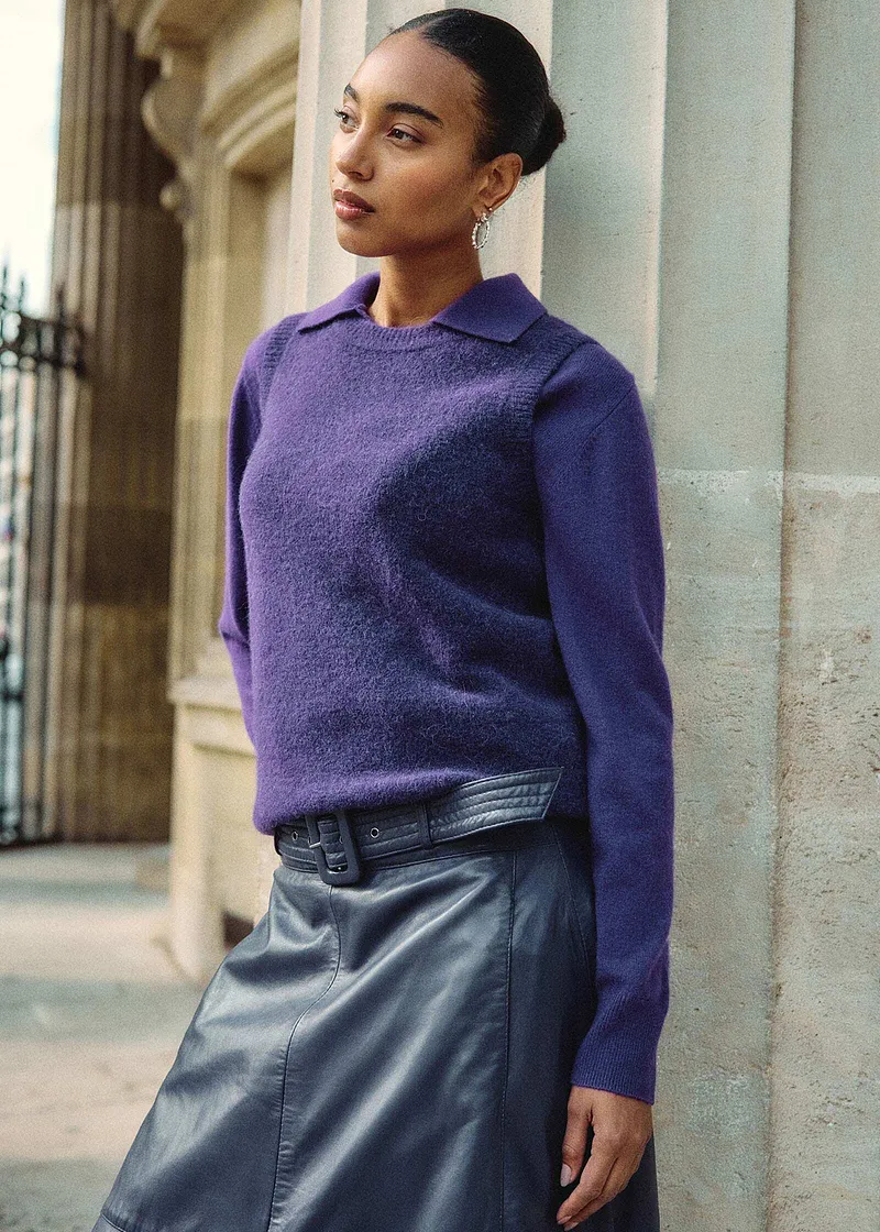 Lila ylletröja med krage möter en grå skinnkjol.