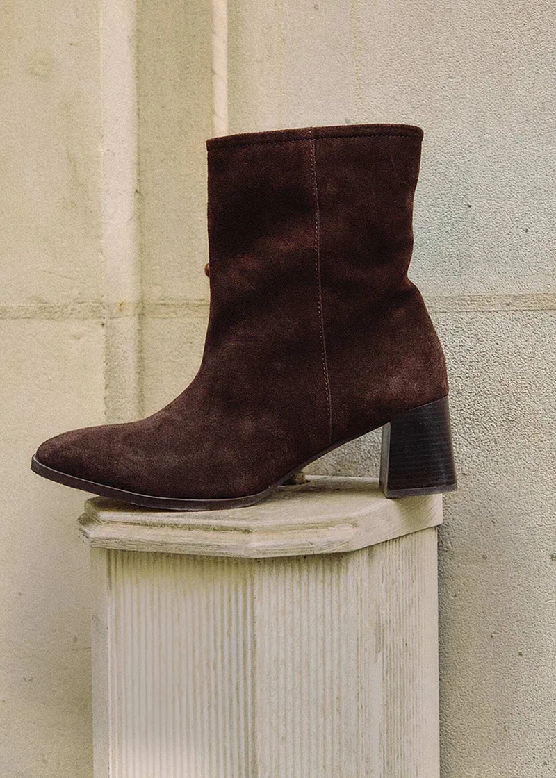 Eleganta, bruna mockastövlar med medelhög klack.