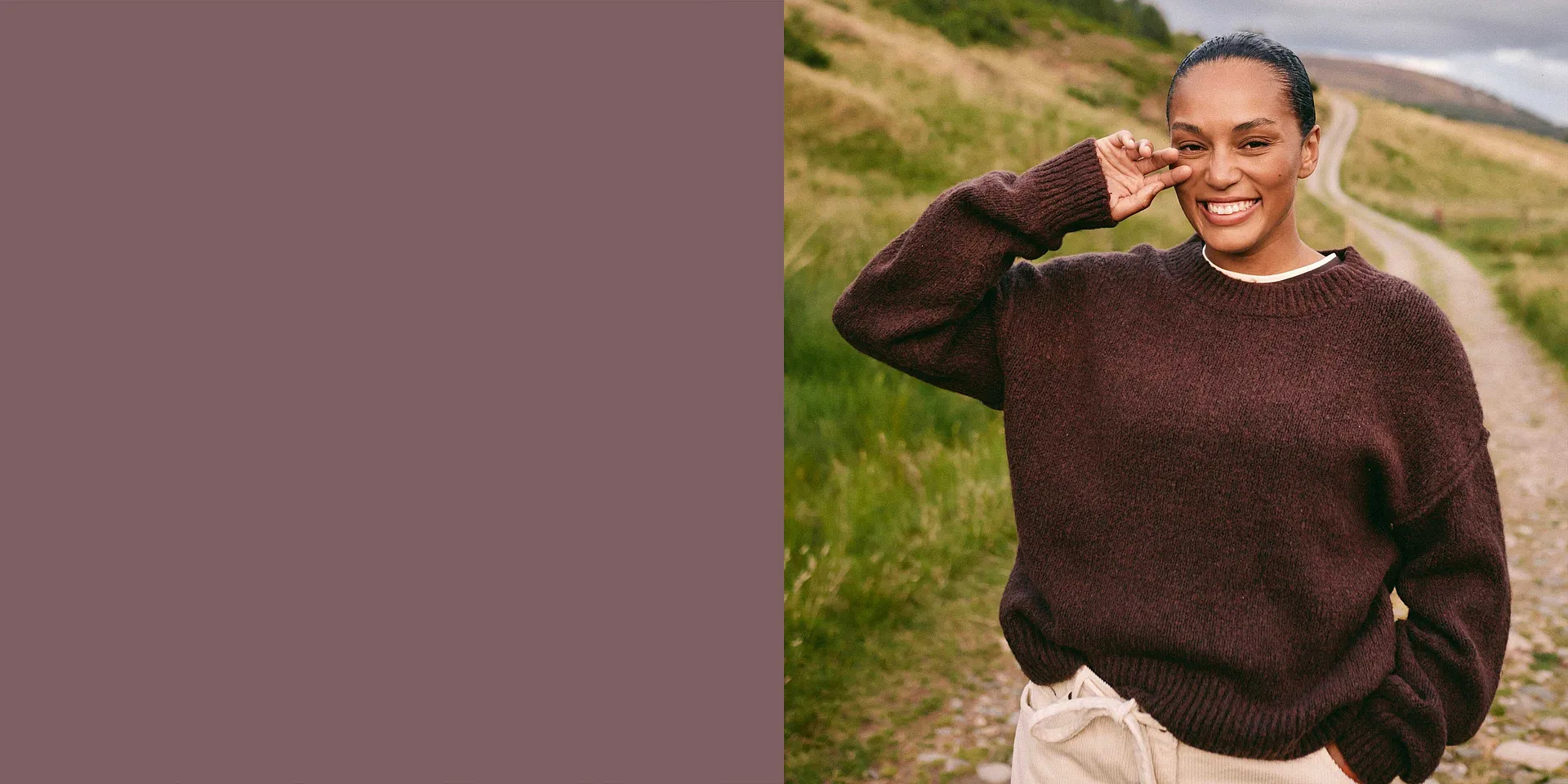 Skön brun oversizetröja, perfekt för en tur i naturen.