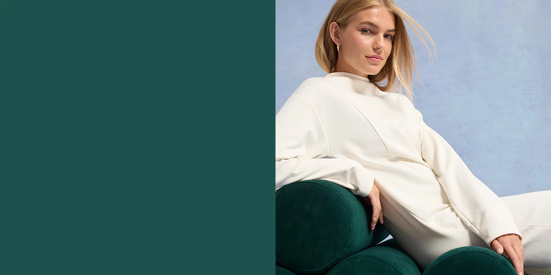 Mellanlång klänning i materialmix.