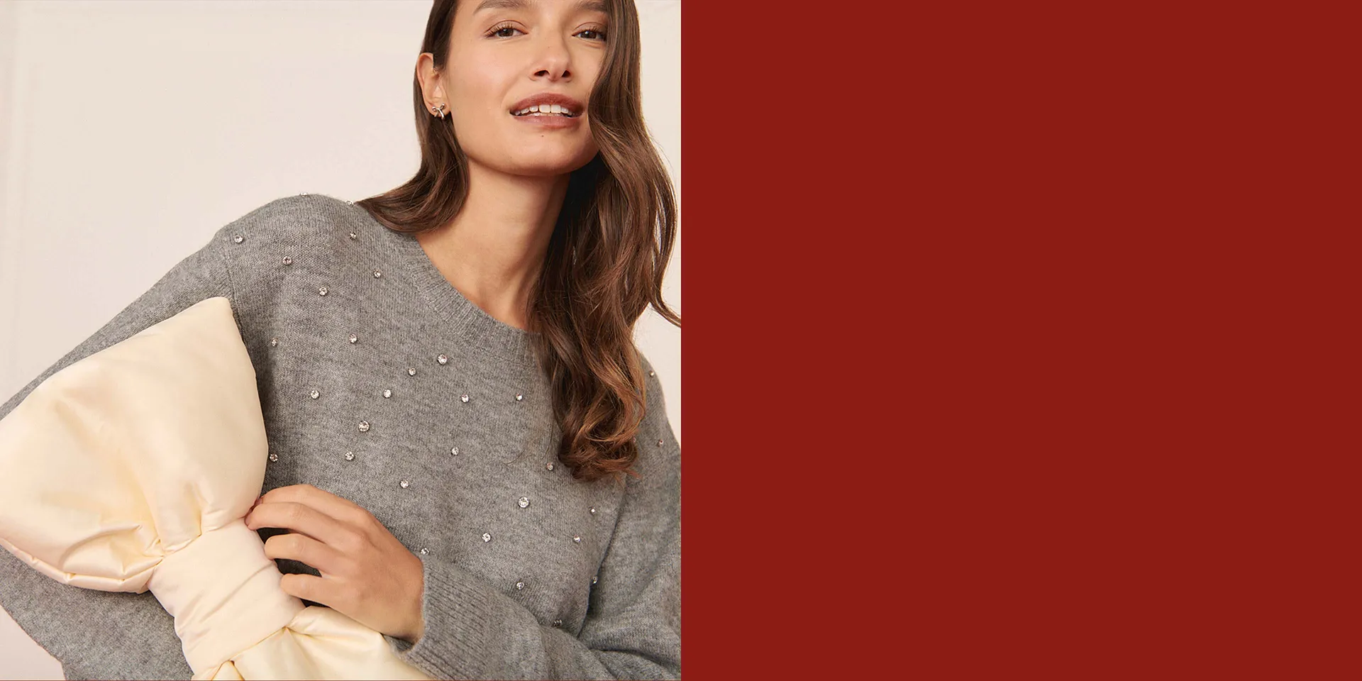 Elegant grå tröja med pärldekor.