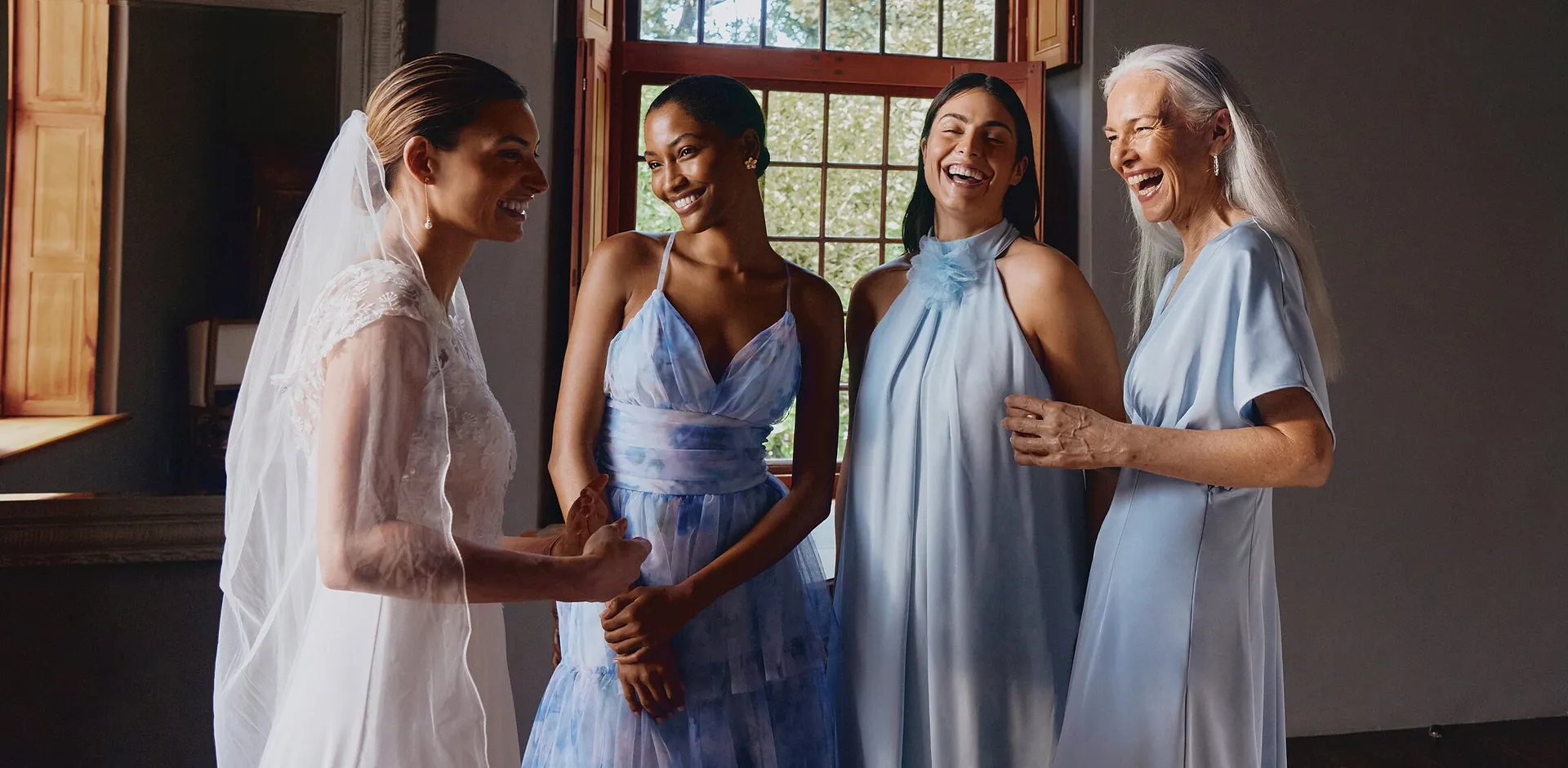 En ljusblå halterneckklänning och en blå-vit axelbandsklänning med mönster.