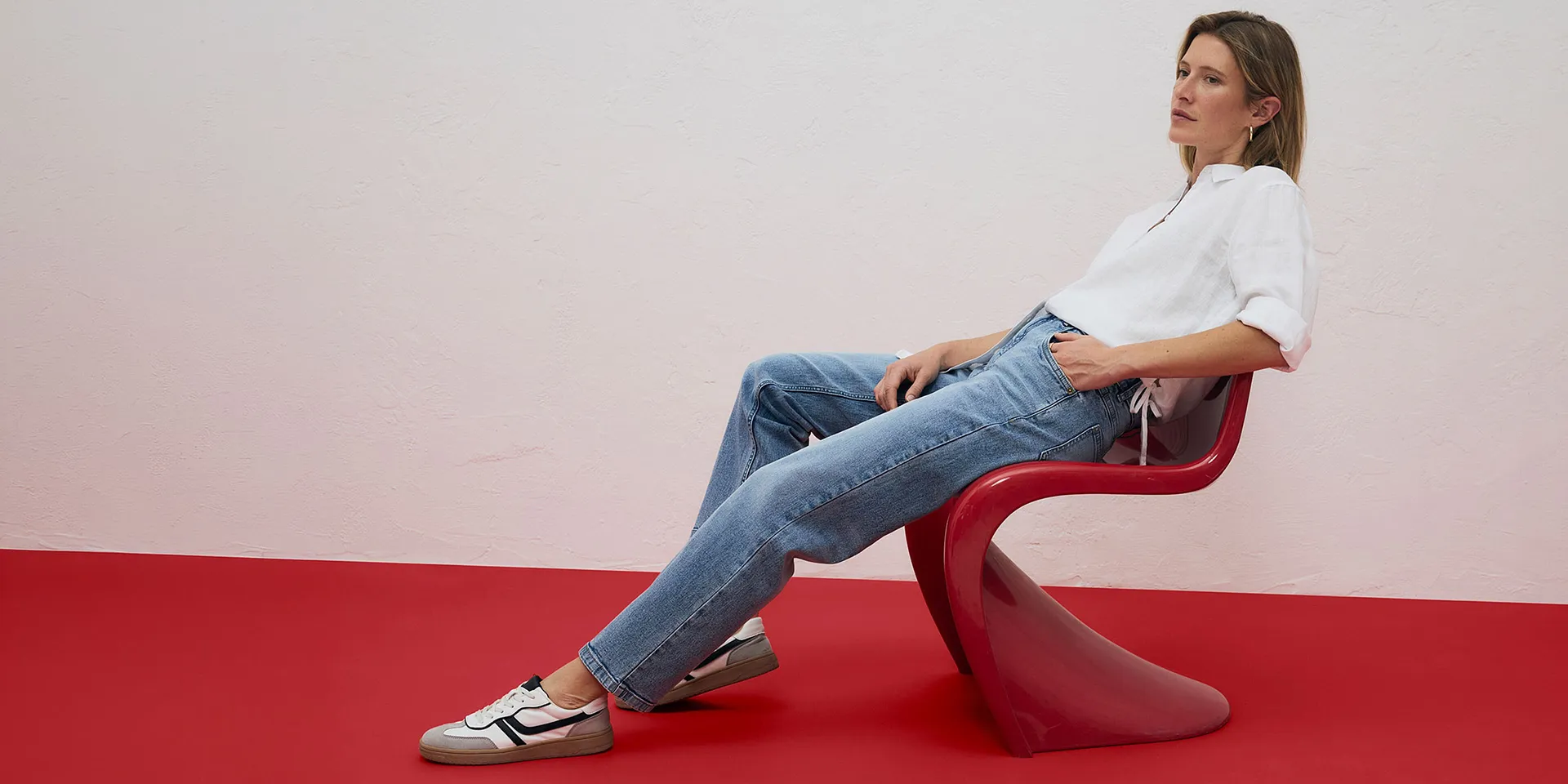 Vit skjorta och ljusblå jeans, kombinerat med sneakers.