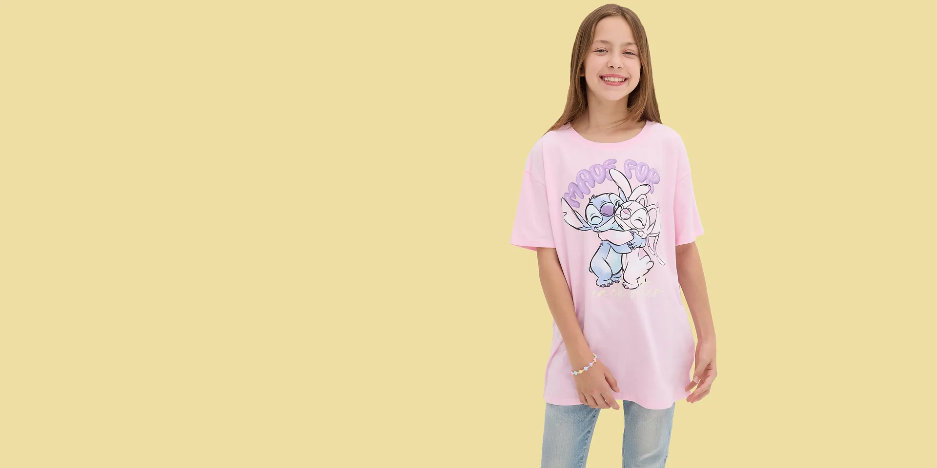 En rosa T-shirt med tecknat motiv skapar en glad, lekfull look.