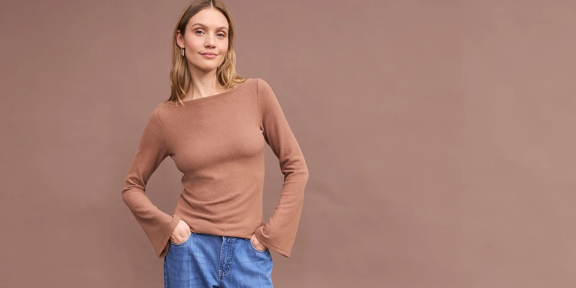 Brun långärmad tröja med bekväma blå jeans.