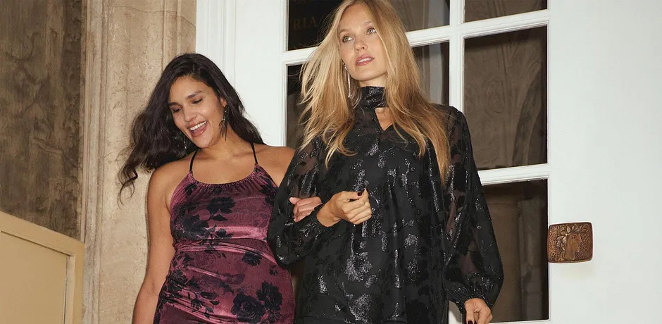 Dam - Maxiklänning av glansig sammet - vinröd, blommig