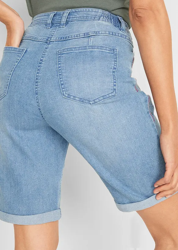 Bekväma stretchiga jeansbermudas med broderi och bekväm midja, bonprix