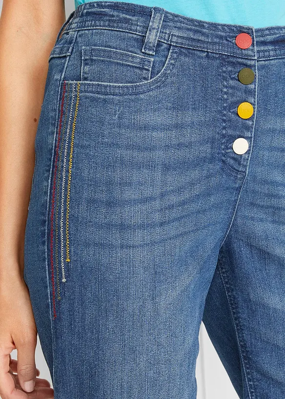 Bekväma stretchiga jeansbermudas med broderi och bekväm midja, bonprix