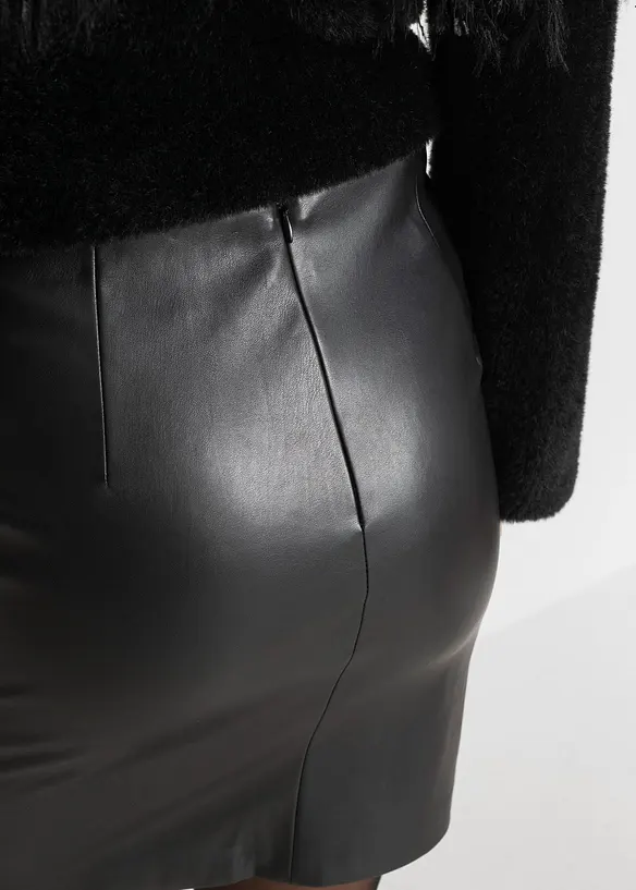 Kort kjol i skinnimitation, bonprix