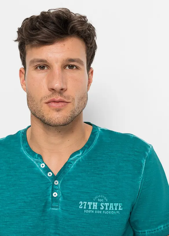 T-shirt i bomull med farfarskrage och tvättad look, bonprix