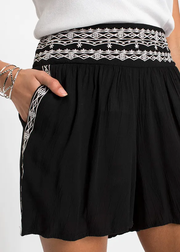 Krinklade shorts i mjuk viskos, bonprix