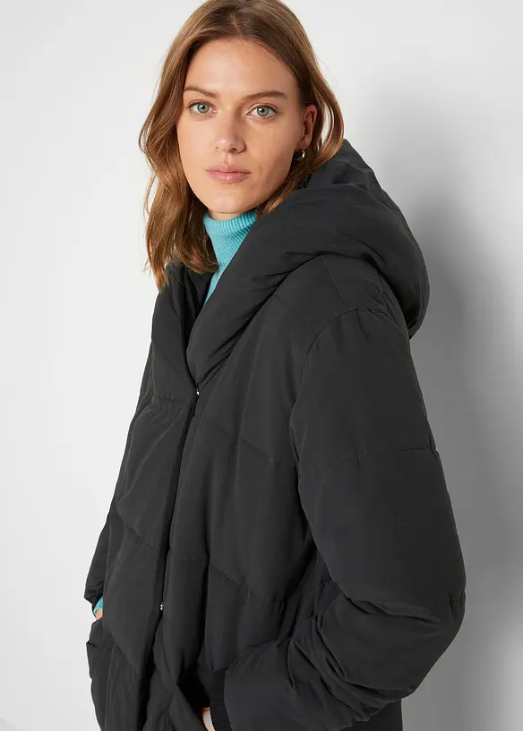 Vadderad oversizekappa med huva, gjord av återvunnen polyester, bonprix