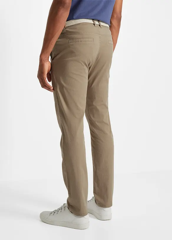 Stretchiga chinos med bekvämt snitt och skärp, normal passform, raka ben, bonprix