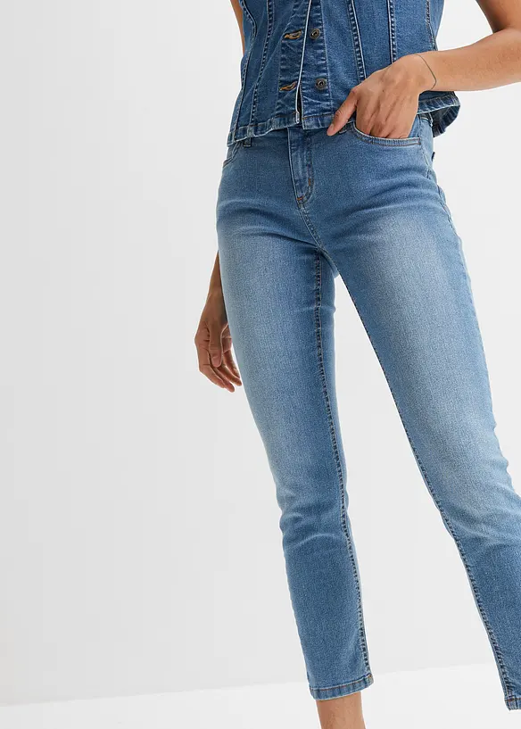 Korta jeans med medelhög midja, smal passform, bonprix