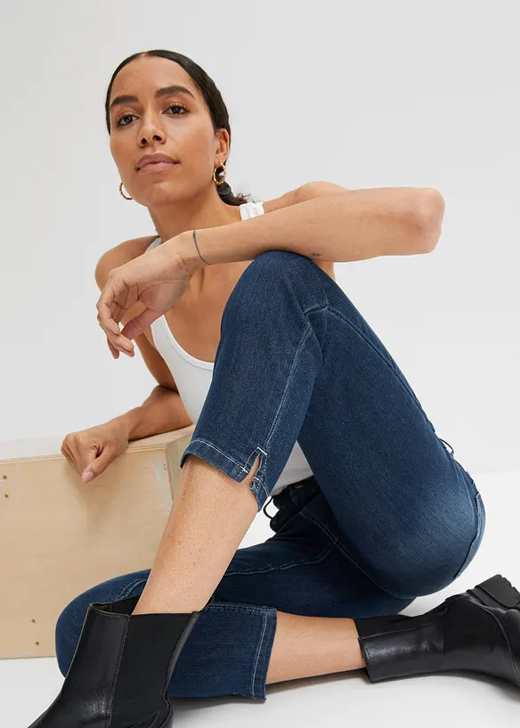Bekväma 7/8-stretchjeans med slits, bonprix