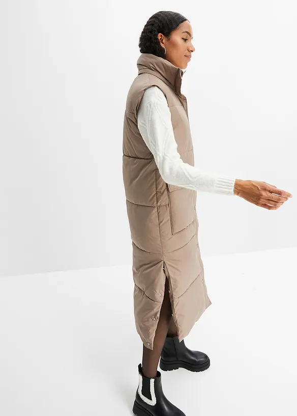 Vadderad täckväst med avtagbar huva i återvunnen polyester, bonprix