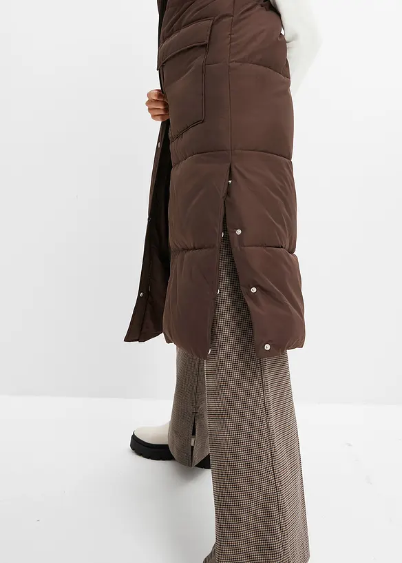 Vadderad täckväst med avtagbar huva i återvunnen polyester, bonprix