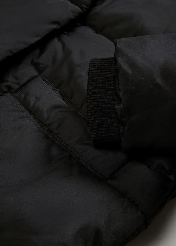 Vadderad oversizekappa med huva, gjord av återvunnen polyester, bonprix