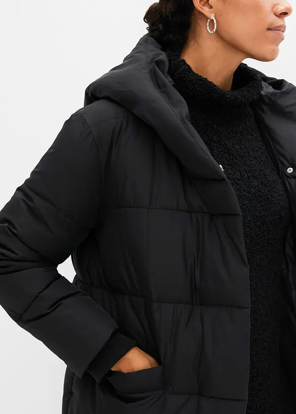 Vadderad oversizekappa med huva, gjord av återvunnen polyester, bonprix