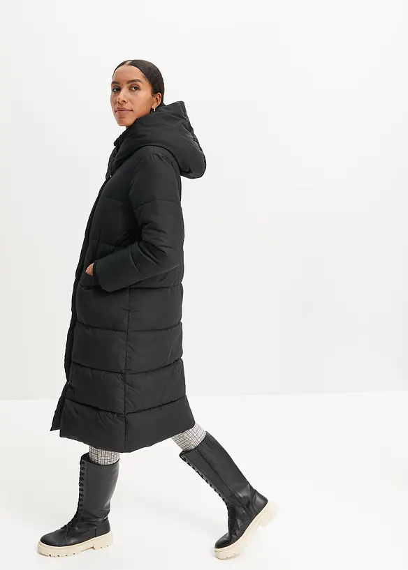 Vadderad oversizekappa med huva, gjord av återvunnen polyester, bonprix