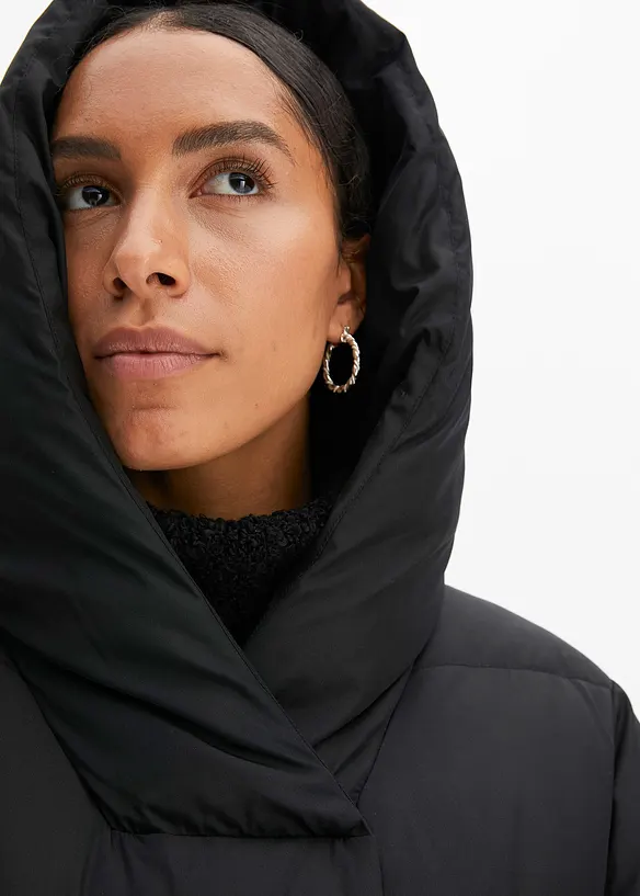 Vadderad oversizekappa med huva, gjord av återvunnen polyester, bonprix