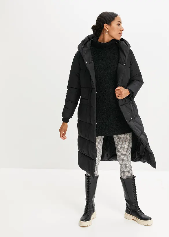 Vadderad oversizekappa med huva, gjord av återvunnen polyester, bonprix