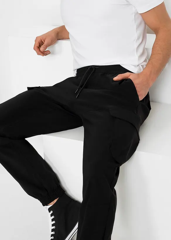 Stretchig dra på-byxa med cargofickor, Regular Fit, Straight, bonprix