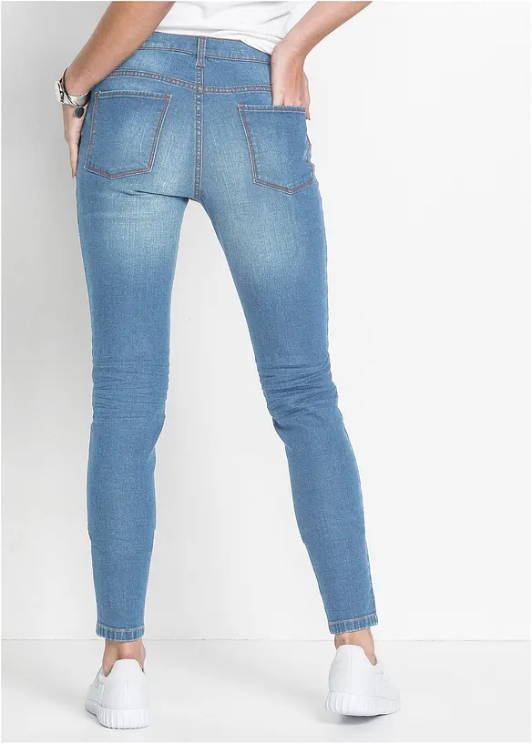 Korta tajta stuprörsjeans med medelhög midja, bonprix