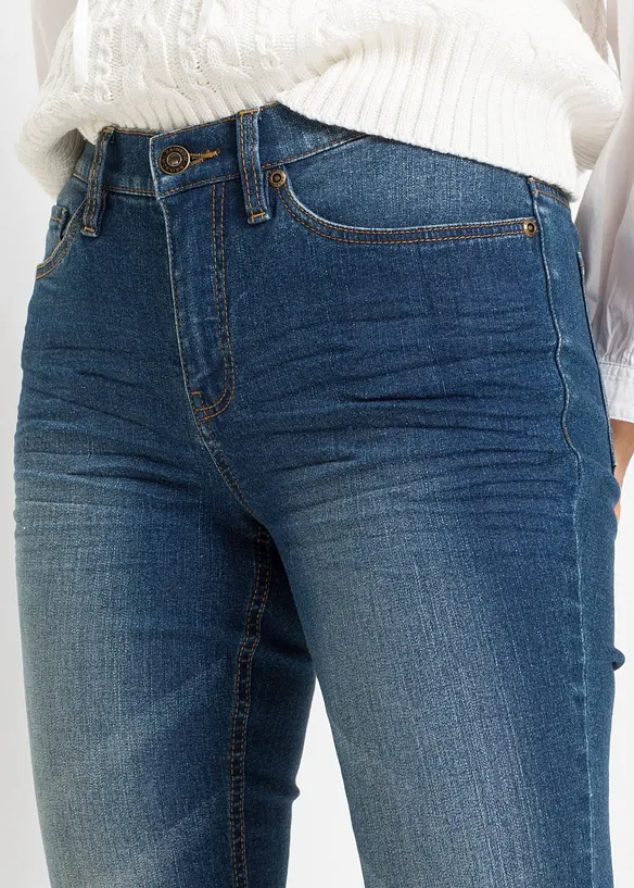 Korta tajta stuprörsjeans med medelhög midja, bonprix