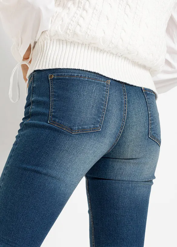 Korta tajta stuprörsjeans med medelhög midja, bonprix