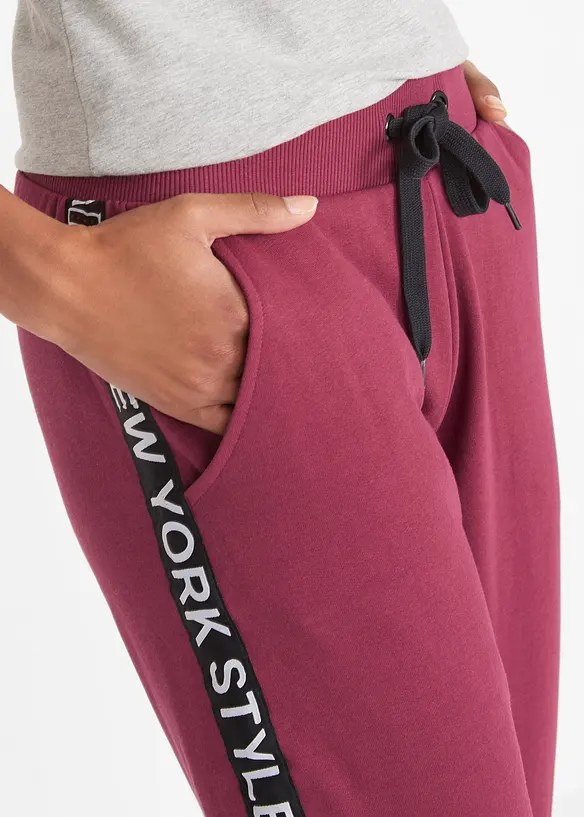 Svettisbyxa med muddar och texttryck, bonprix
