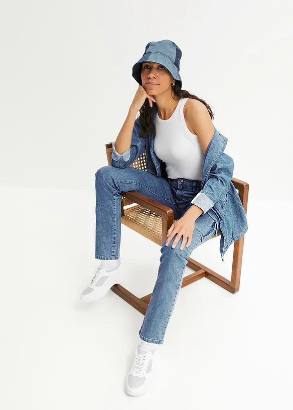 Cargojeans i rak modell med tvättad look, bonprix
