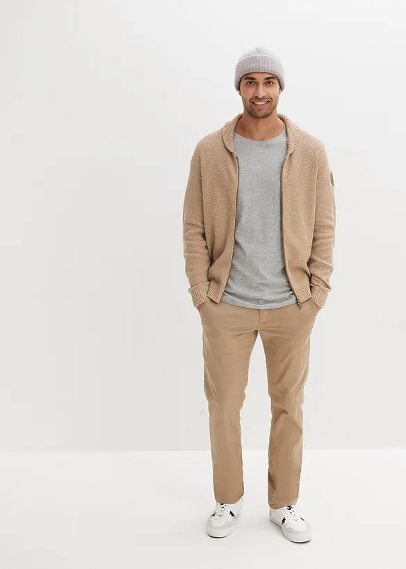 Stretchiga chinos med bekvämt snitt och skärp, normal passform, raka ben, bonprix