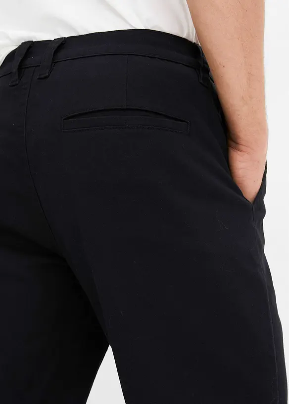 Stretchiga bomullschinos med raka ben, avslappnad passform, bonprix