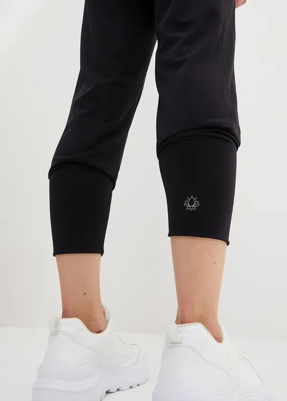 Extra mjuk haremsbyxa i caprimodell, bonprix