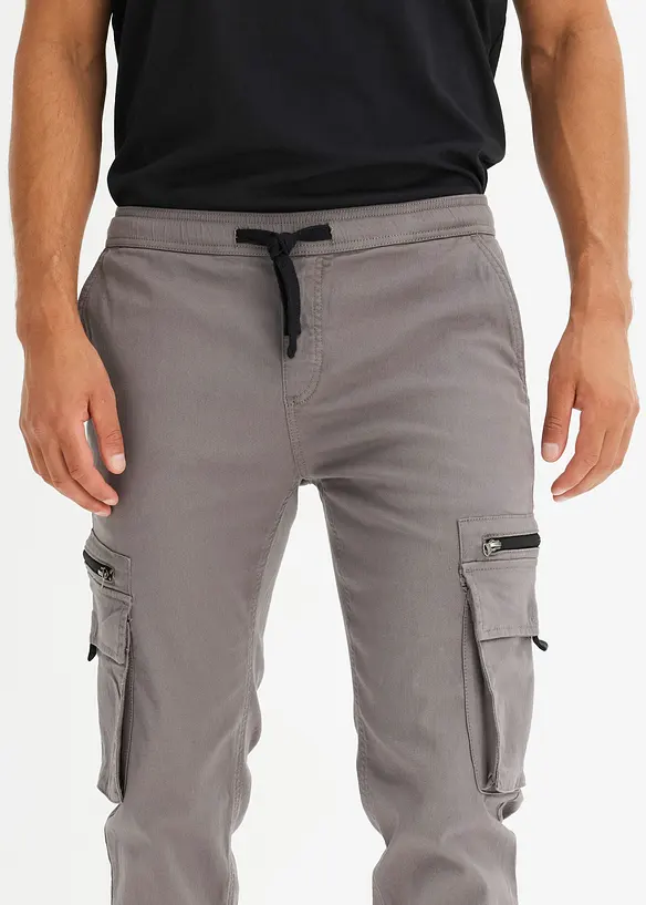 Stretchig dra på-byxa med cargofickor, Regular Fit, bonprix