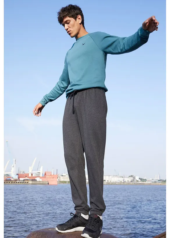 Sweatshirt med återvunnen polyester och raglanärmar, bonprix