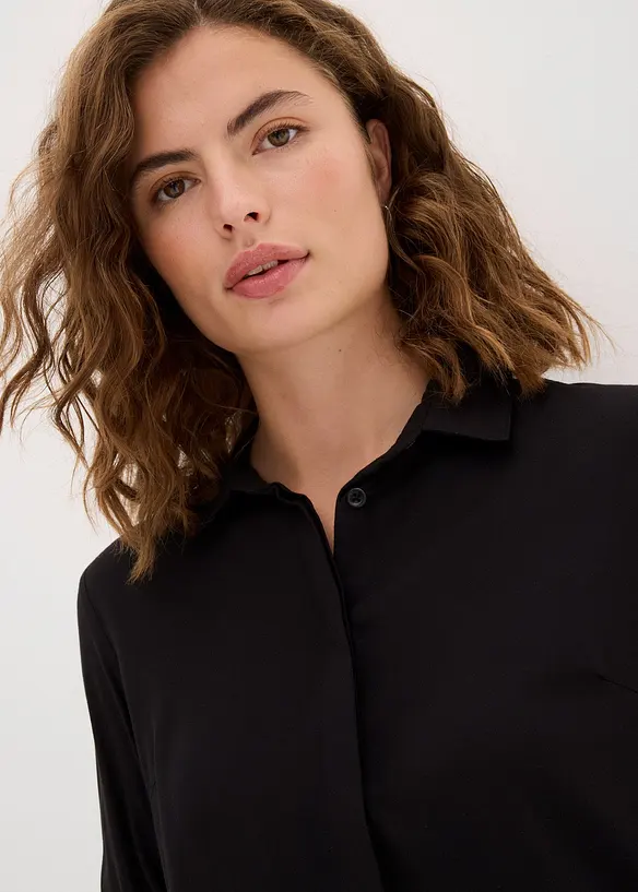 Lång blus med slits i följsam viskos, bonprix