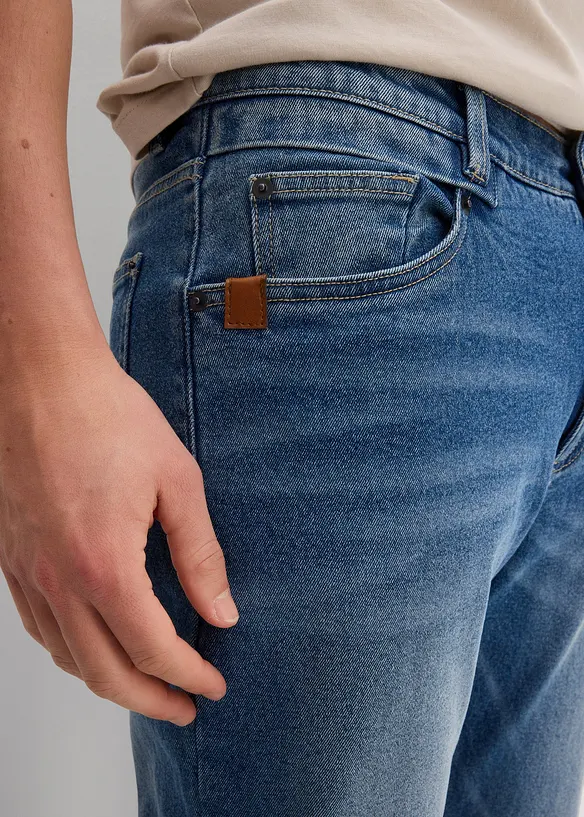 Stretchjeans i kraftig denim med avsmalnande ben, Relaxed Fit, bonprix