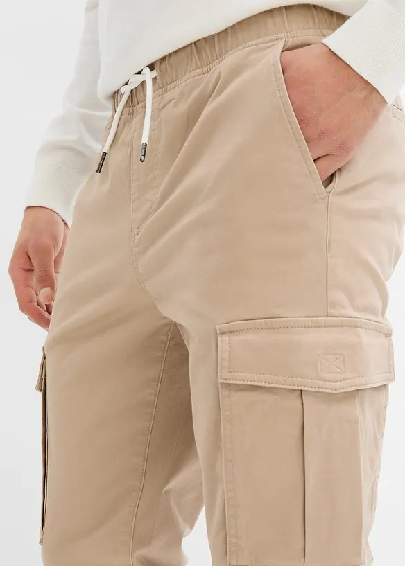 Stretchig dra på-byxa med cargofickor, smal passform, raka ben, bonprix