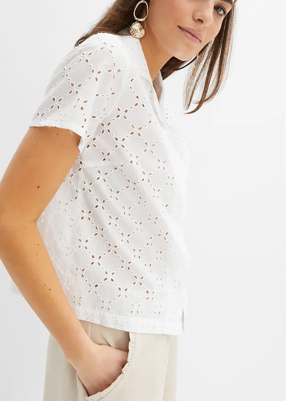 Moderiktig blus med hålbroderi, bonprix