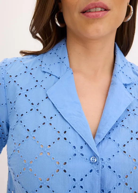 Moderiktig blus med hålbroderi, bonprix
