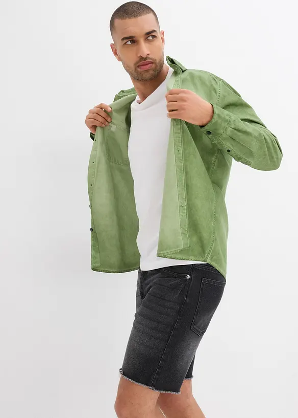 Långa jeansshorts med ofållade benslut, Relaxed Fit, bonprix