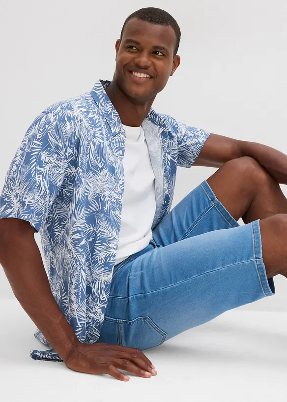 Stretchiga jeansshorts med bekvämt snitt, Regular Fit, bonprix