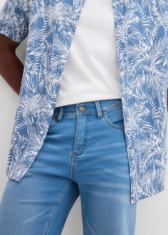 Stretchiga jeansshorts med bekvämt snitt, Regular Fit, bonprix