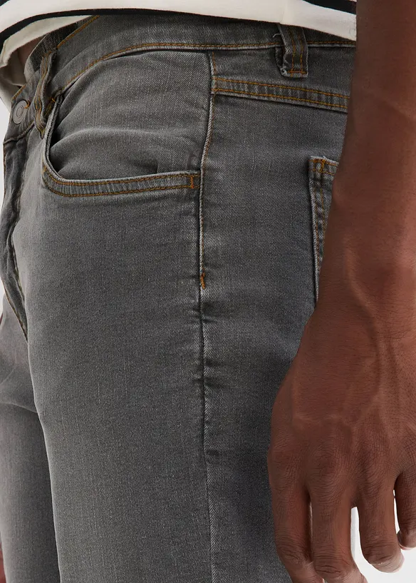 Stretchiga jeansshorts, normal passform, bonprix