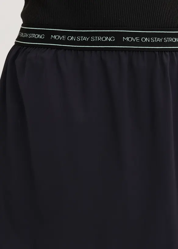 Ultratunn sportkjol med integrerade shorts, bonprix